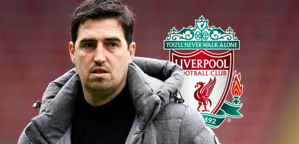 Entraîneur de Liverpool devant le logo du club