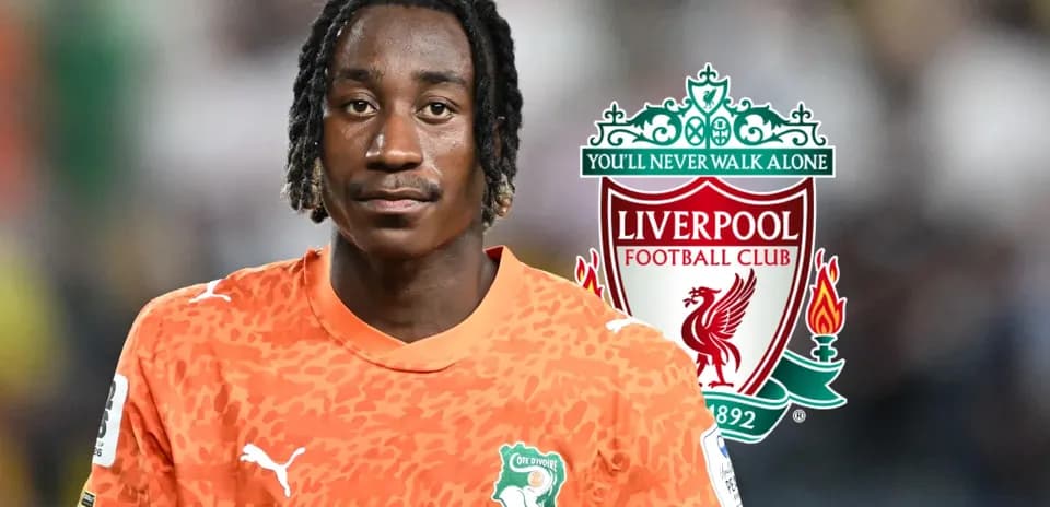 Joueur en maillot orange avec logo de Liverpool