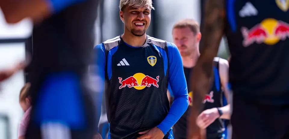 Joueur de Leeds United lors d'un entraînement en plein air