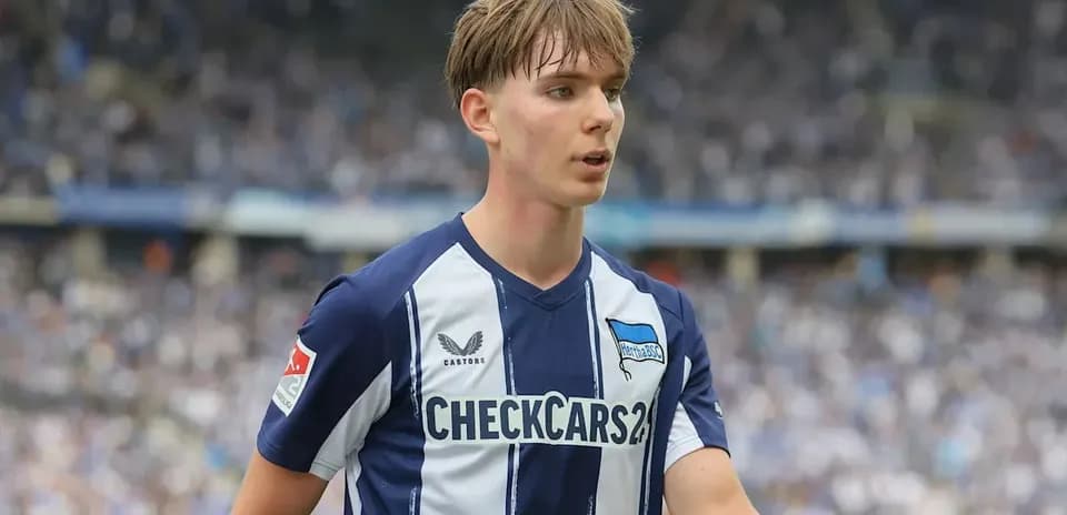 Joueur de football portant un maillot de Hertha BSC