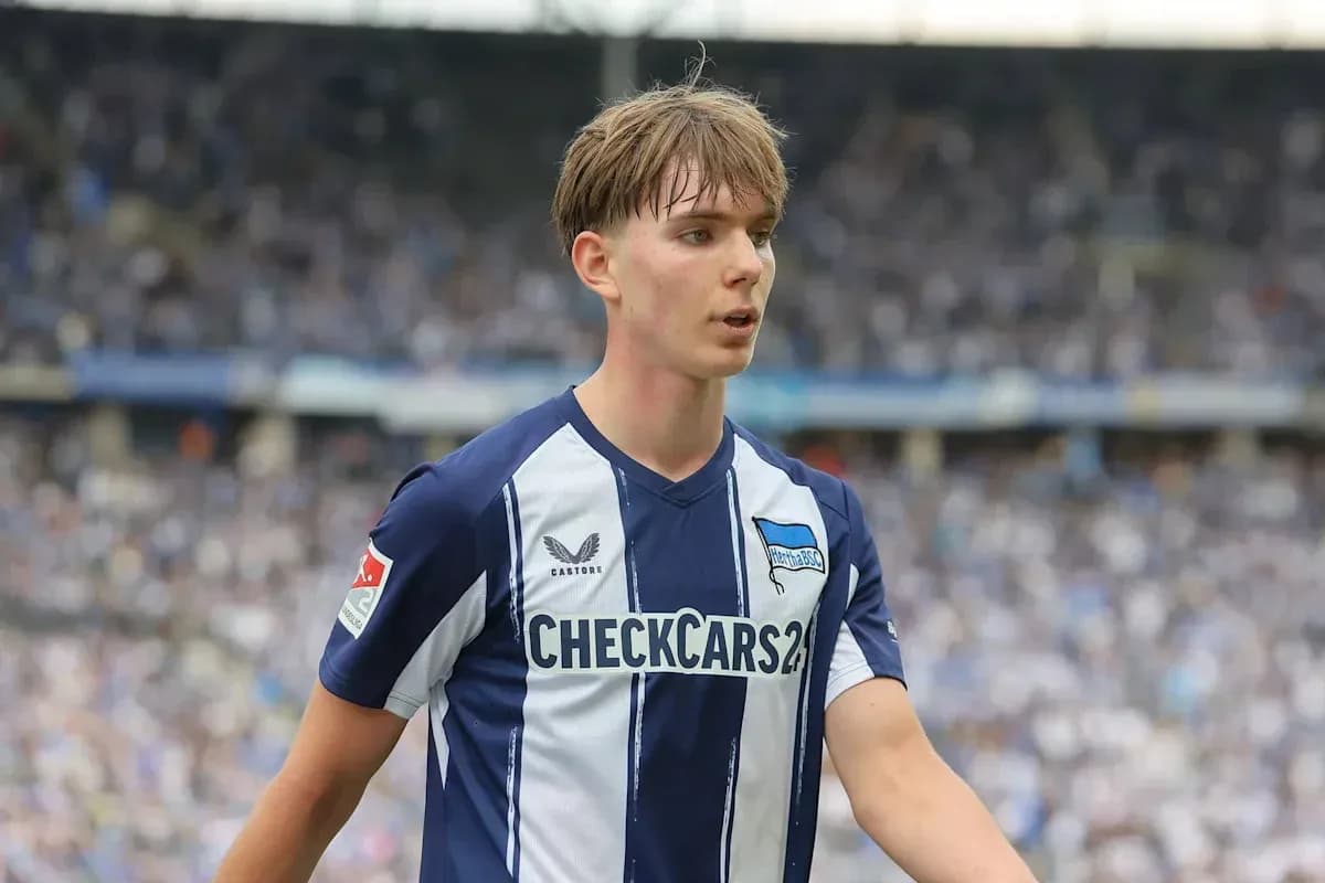 Joueur de football portant un maillot de Hertha BSC