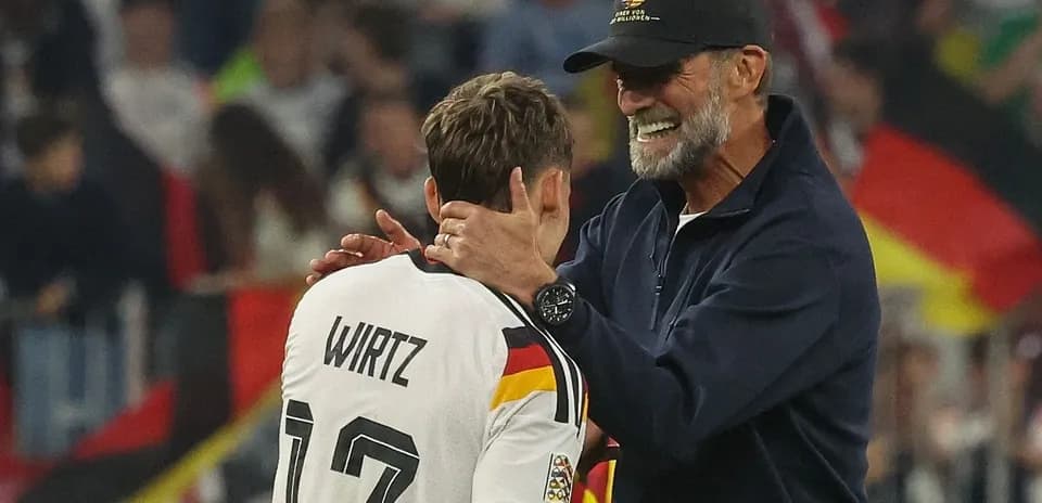 Entraîneur souriant avec un joueur après le match