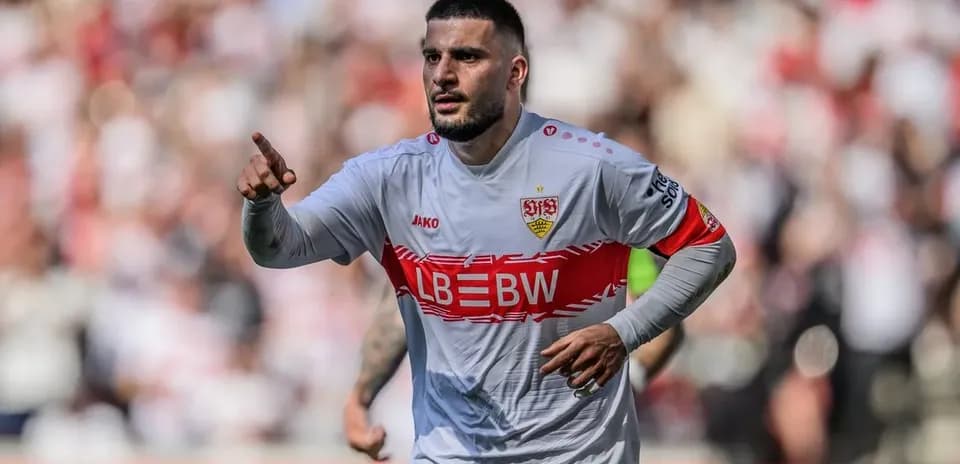 Joueur célébrant un but sur le terrain
