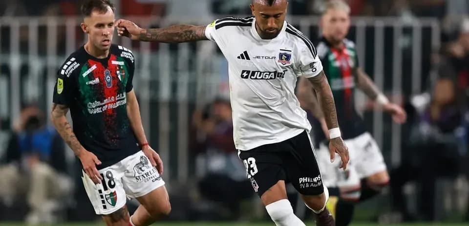 Joueurs de Palestino et Colo Colo en action