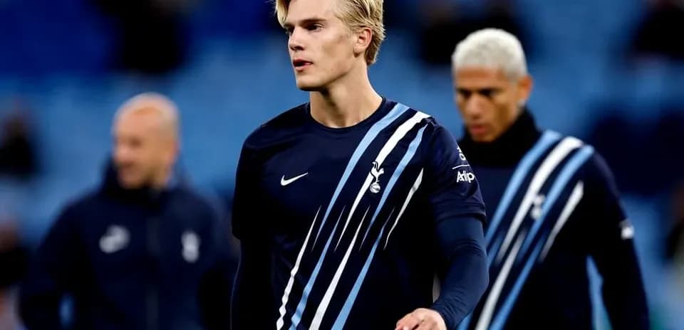 Joueurs de Tottenham en tenue d'échauffement sur le terrain