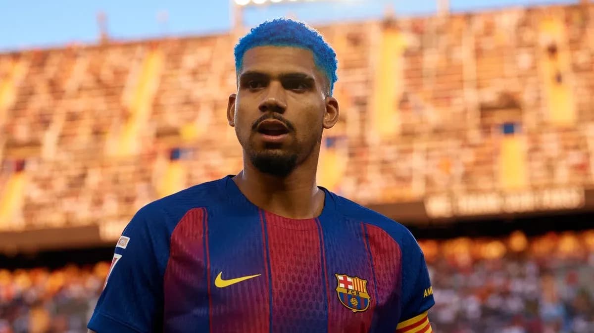 Joueur du FC Barcelone avec cheveux bleus sur le terrain