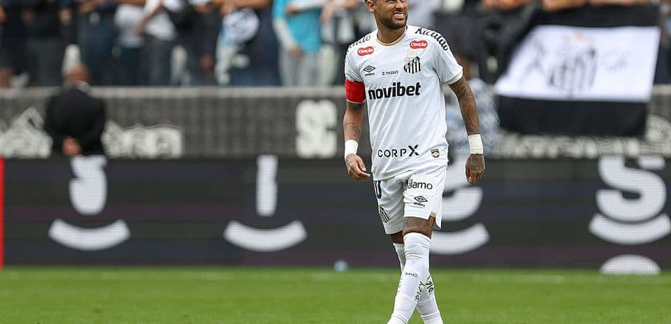 Joueur de Santos FC souriant sur le terrain