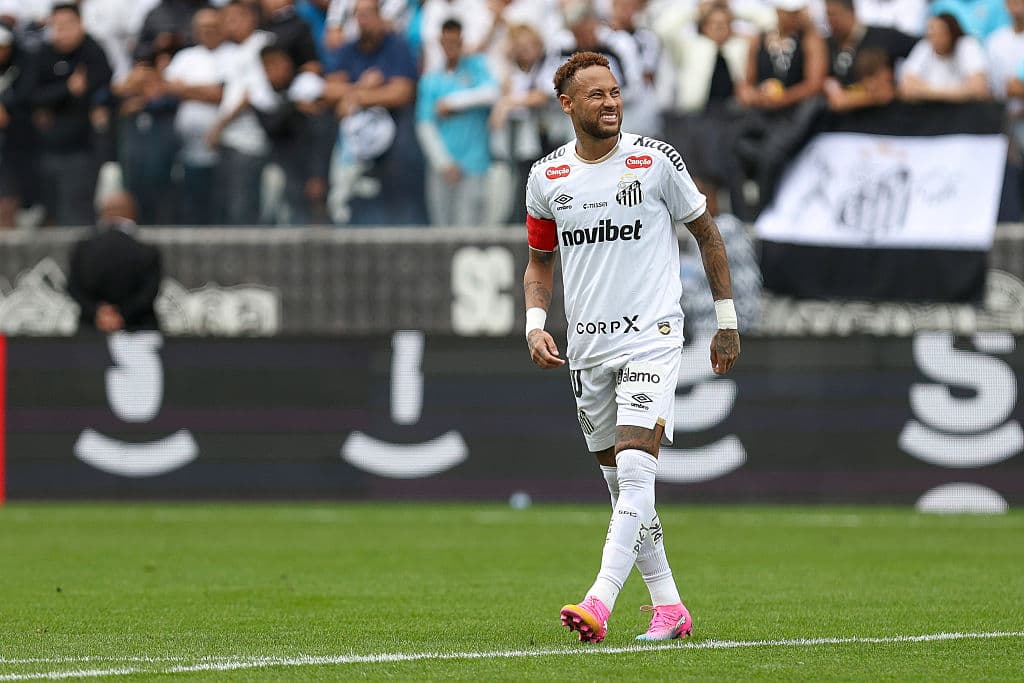 Joueur de Santos FC souriant sur le terrain