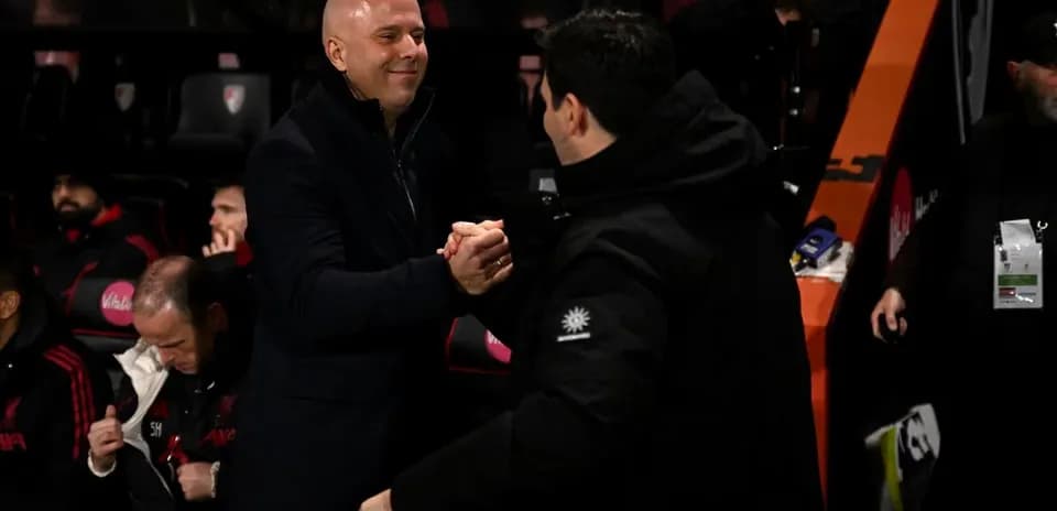 Deux entraîneurs se serrant la main sur le banc