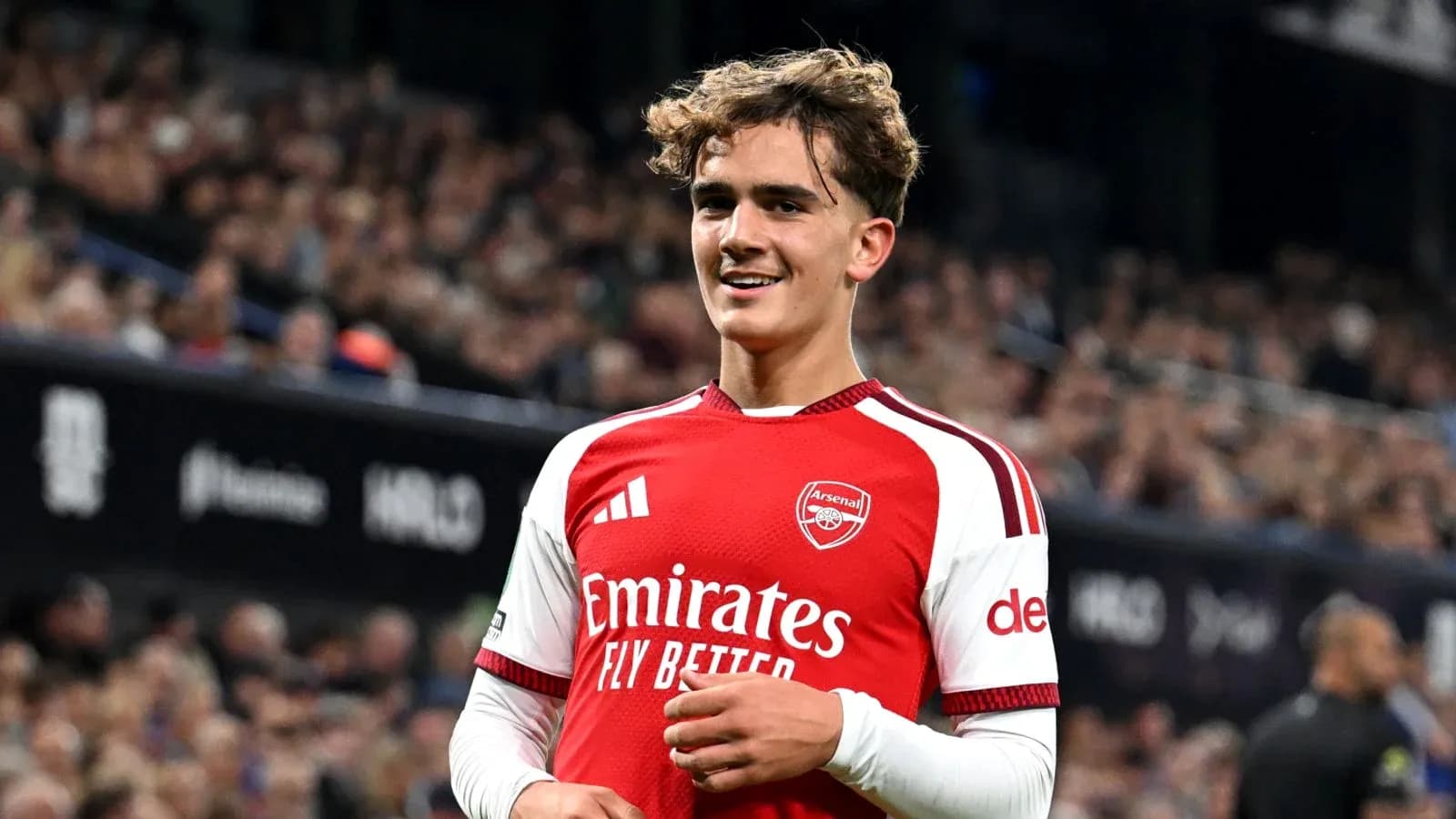 Joueur d'Arsenal souriant sur le terrain de jeu