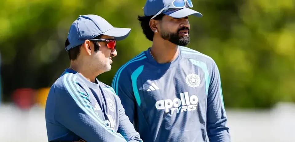 Deux joueurs de cricket discutant lors d'un entraînement