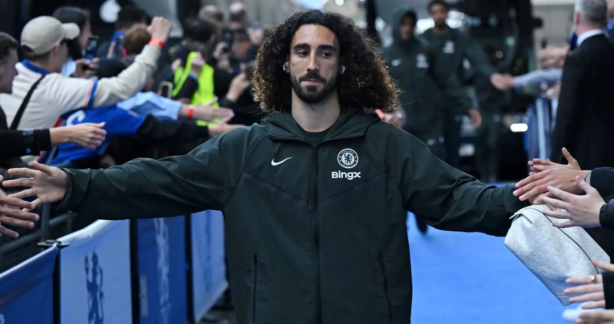 Joueur de Chelsea saluant des fans avant le match