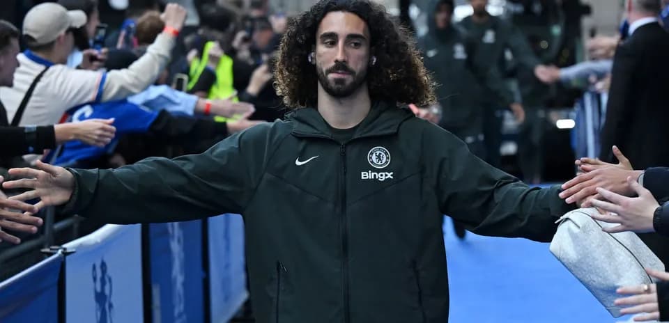 Joueur de Chelsea saluant des fans avant le match