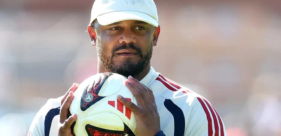 Joueur tenant un ballon de football pendant l'entraînement