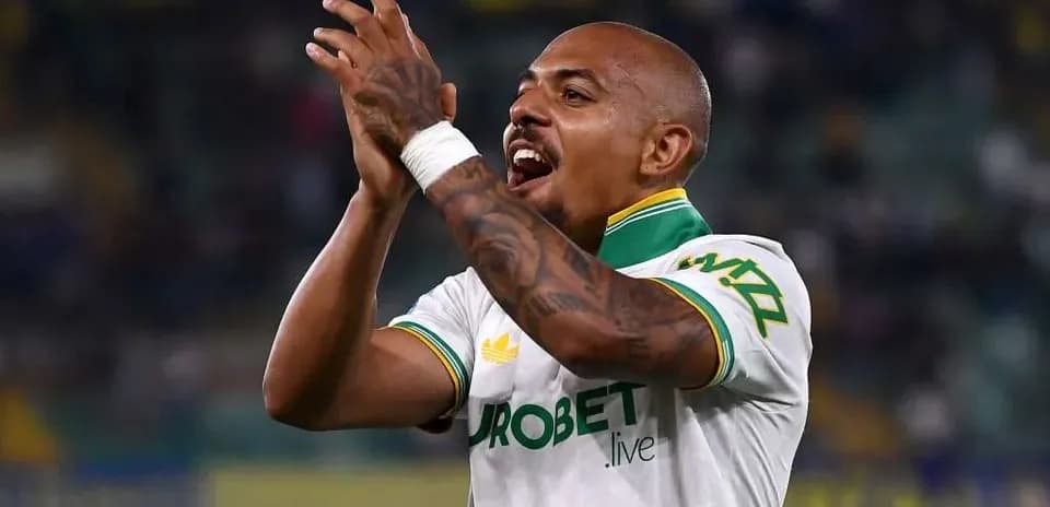 Joueur applaudissant après une victoire au match