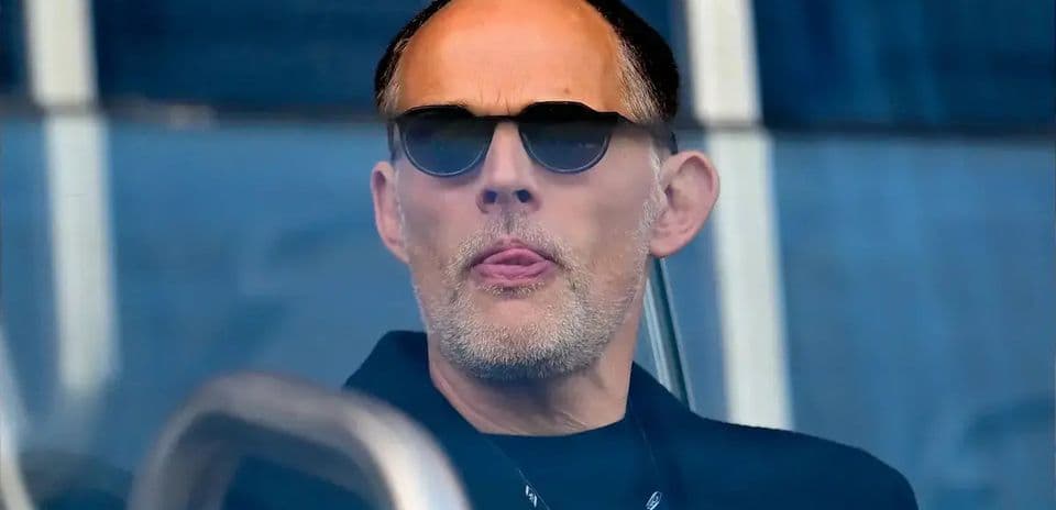 Homme avec lunettes de soleil en tribune