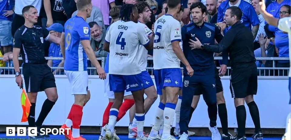 Joueurs et arbitres discutant sur le terrain