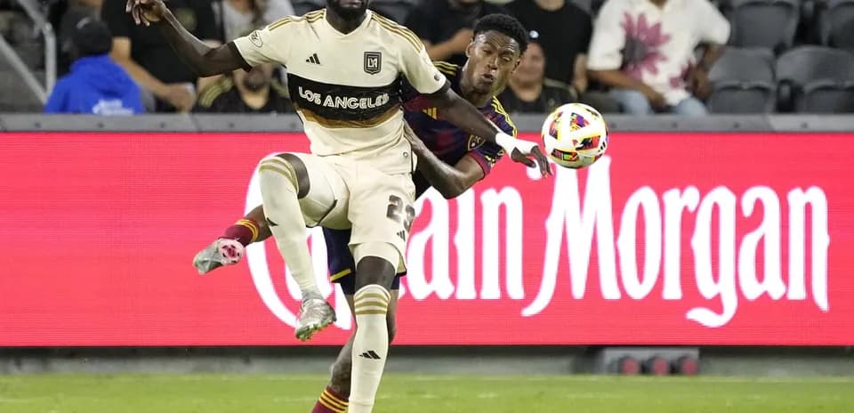 Deux joueurs se disputant le ballon lors du match