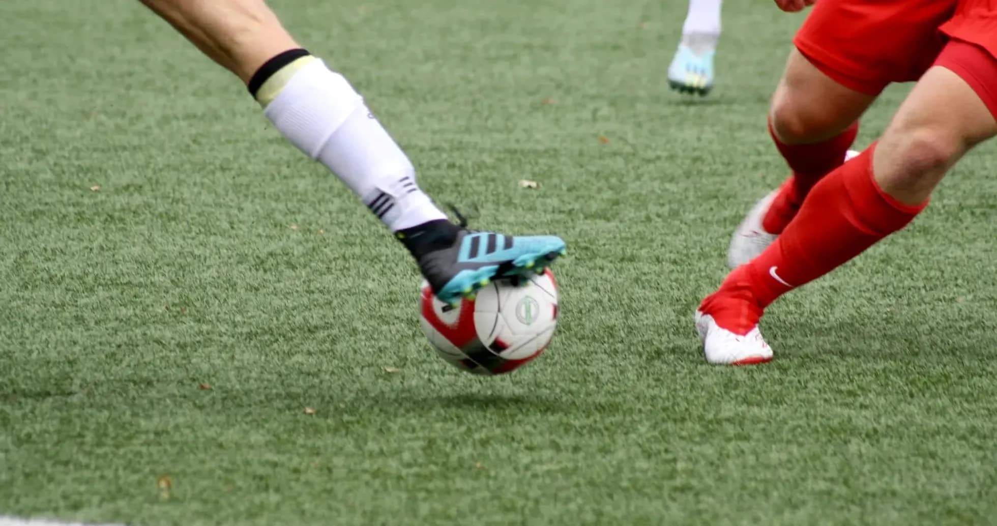 Joueur en train de frapper le ballon de football