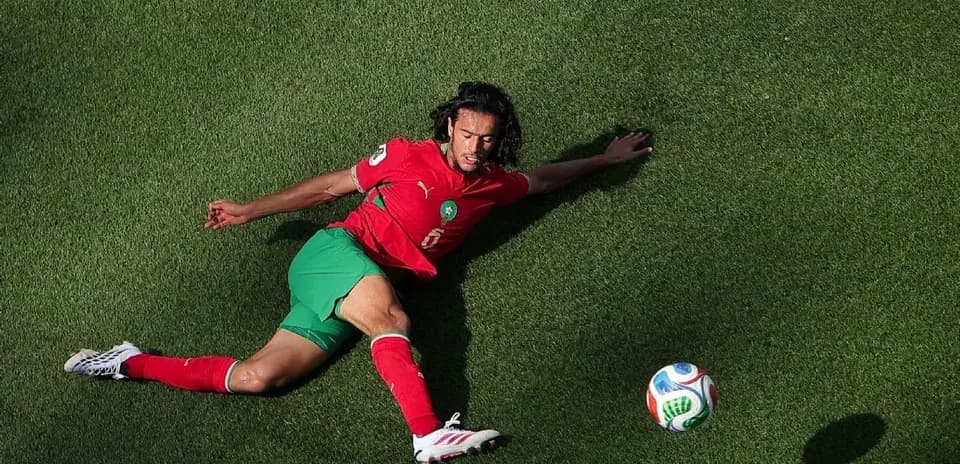 Joueur marocain au sol avec le ballon à proximité