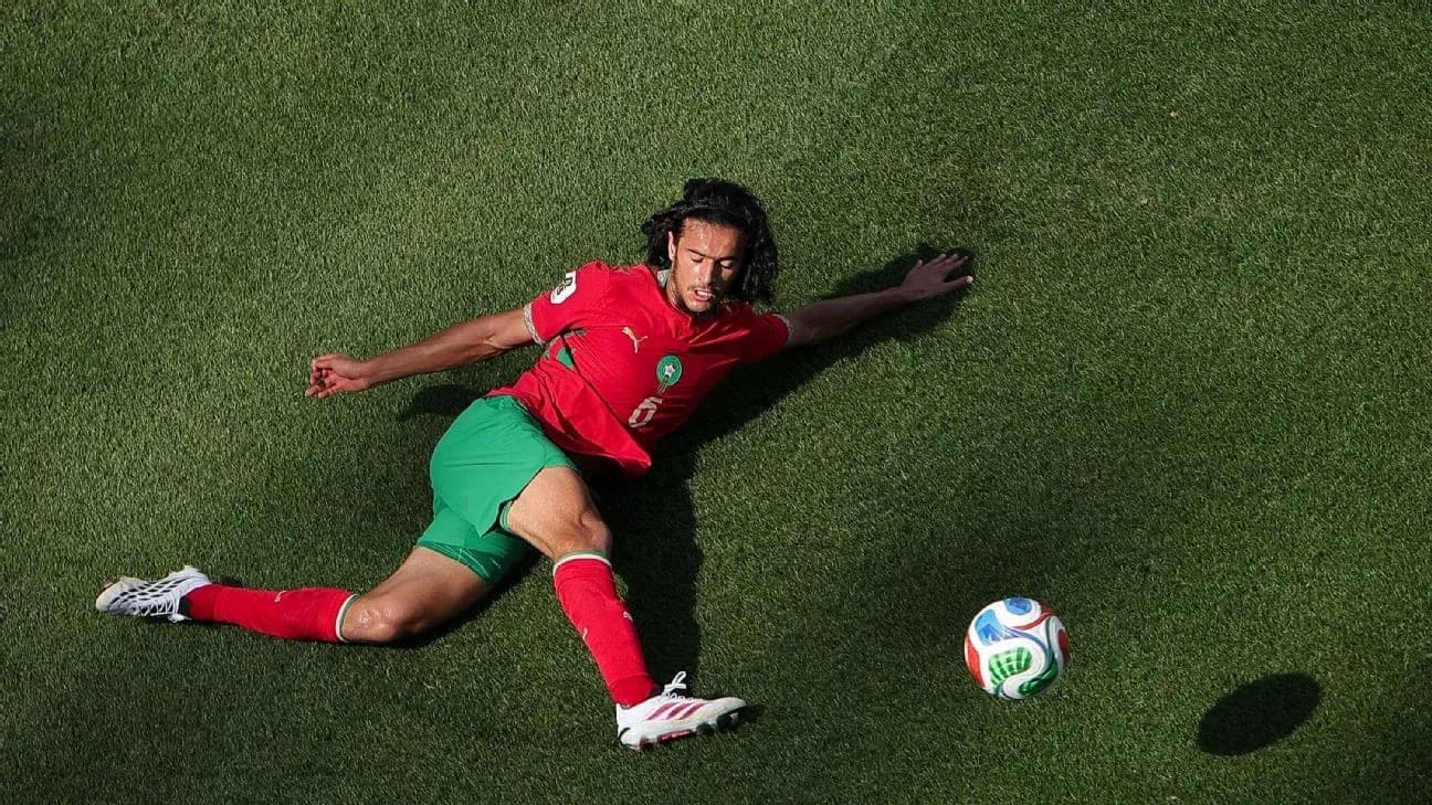 Joueur marocain au sol avec le ballon à proximité