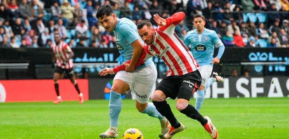 Joueurs en action lors d'un match de football