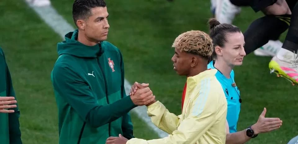 Cristiano Ronaldo serrant la main à un coéquipier
