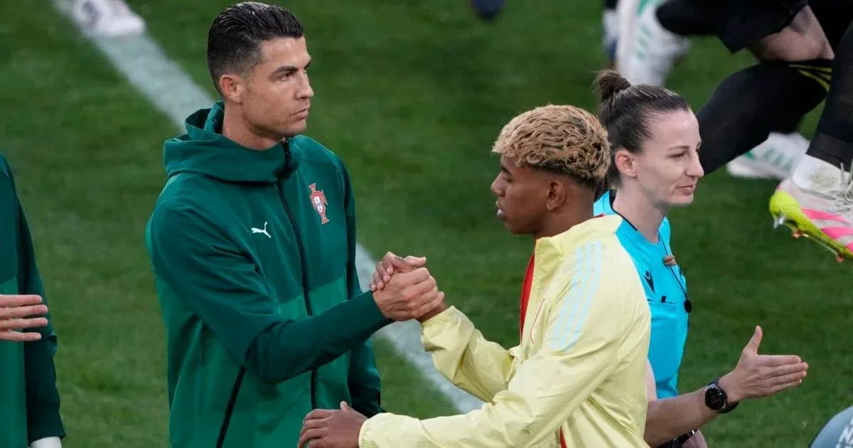 Cristiano Ronaldo serrant la main à un coéquipier