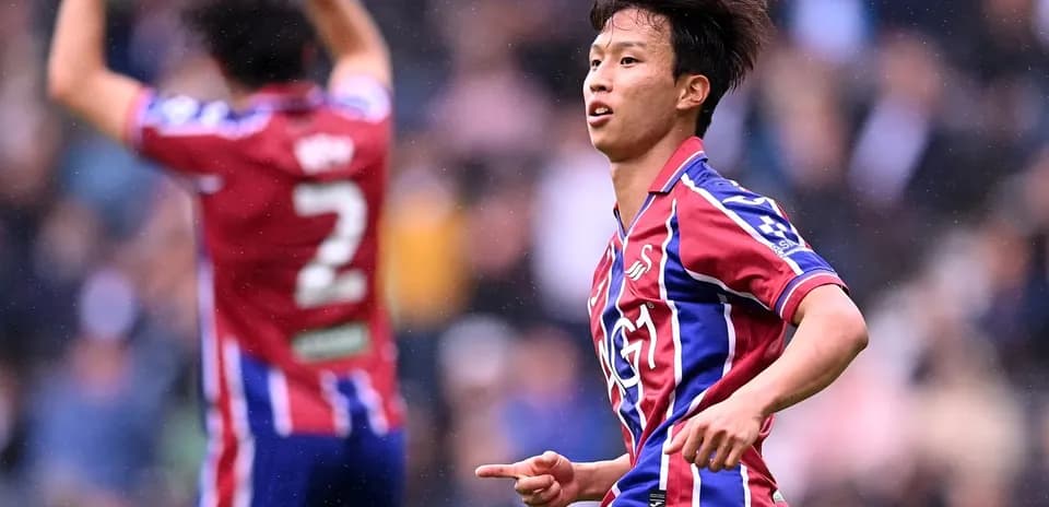 Joueur célébrant un but lors d'un match de football