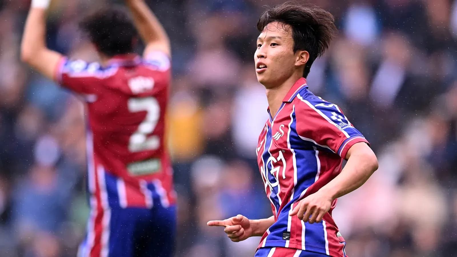 Joueur célébrant un but lors d'un match de football
