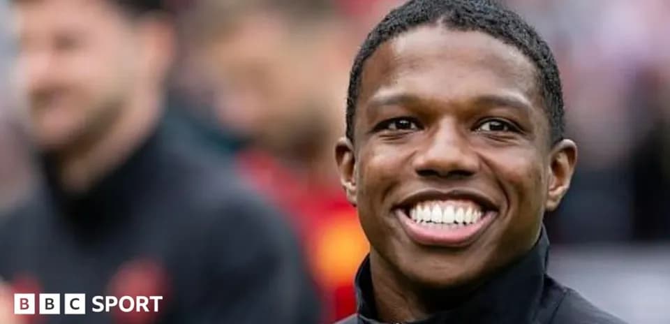 Joueur souriant sur le terrain avant le match