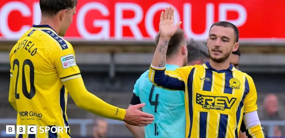 Joueurs se saluant lors d'un match de football