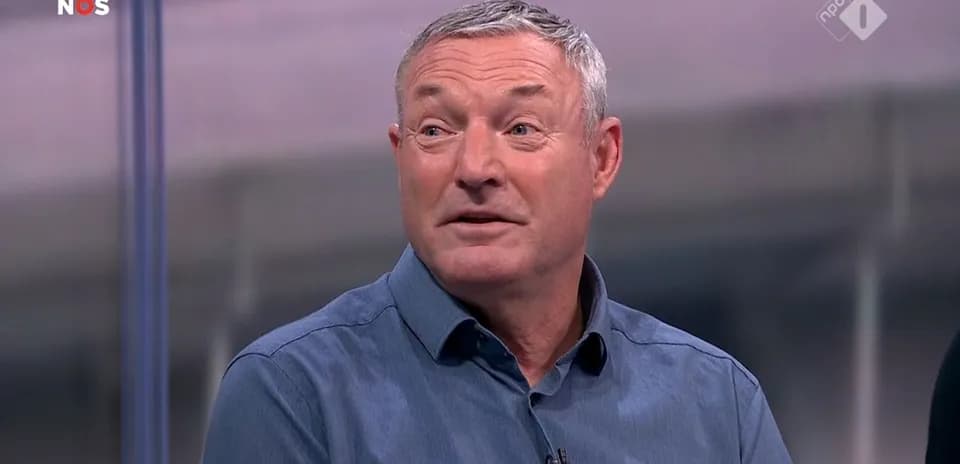 Homme discutant lors d'une émission de télévision sportive