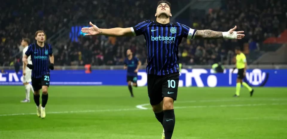 Joueur d'Inter célébrant un but au match