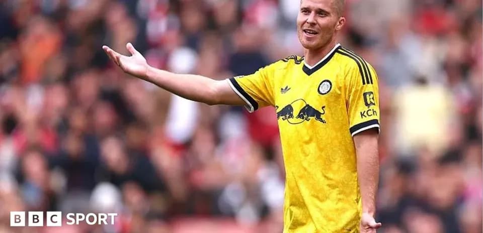 Joueur gesticulant lors d'un match de football