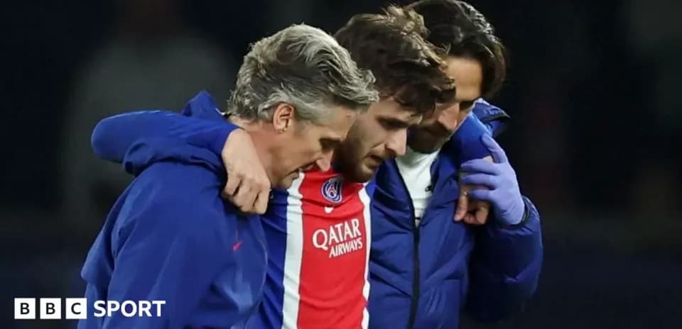 Joueur de PSG soutenu par deux membres du staff médical