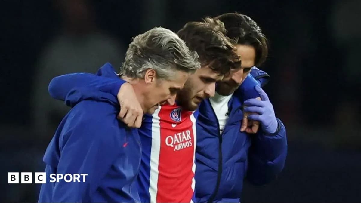 Joueur de PSG soutenu par deux membres du staff médical