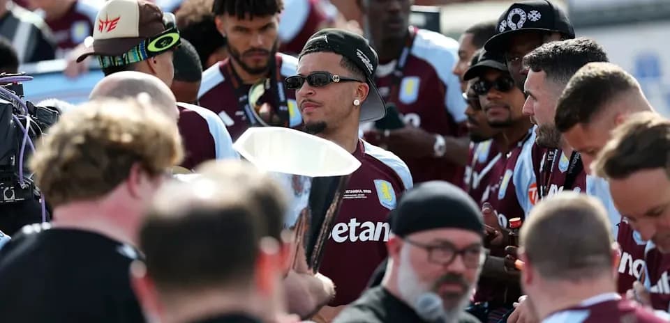 Joueurs d'Aston Villa célébrant avec un trophée