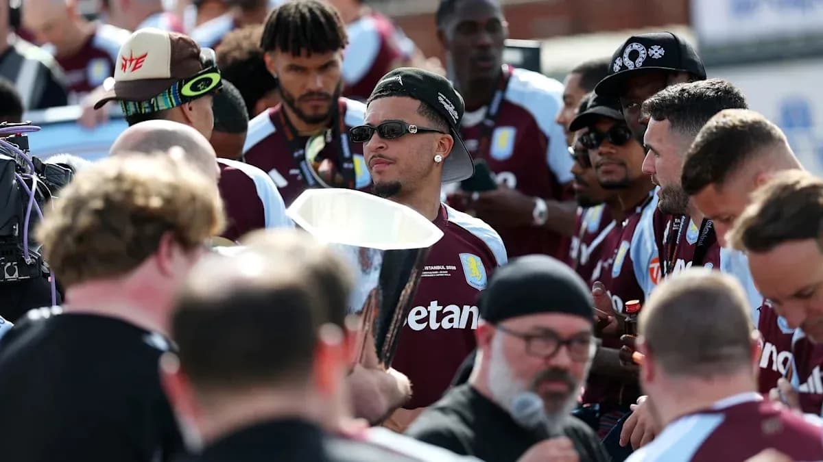 Joueurs d'Aston Villa célébrant avec un trophée