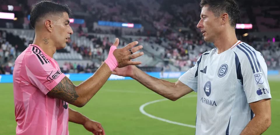 Joueurs se serrant la main après le match