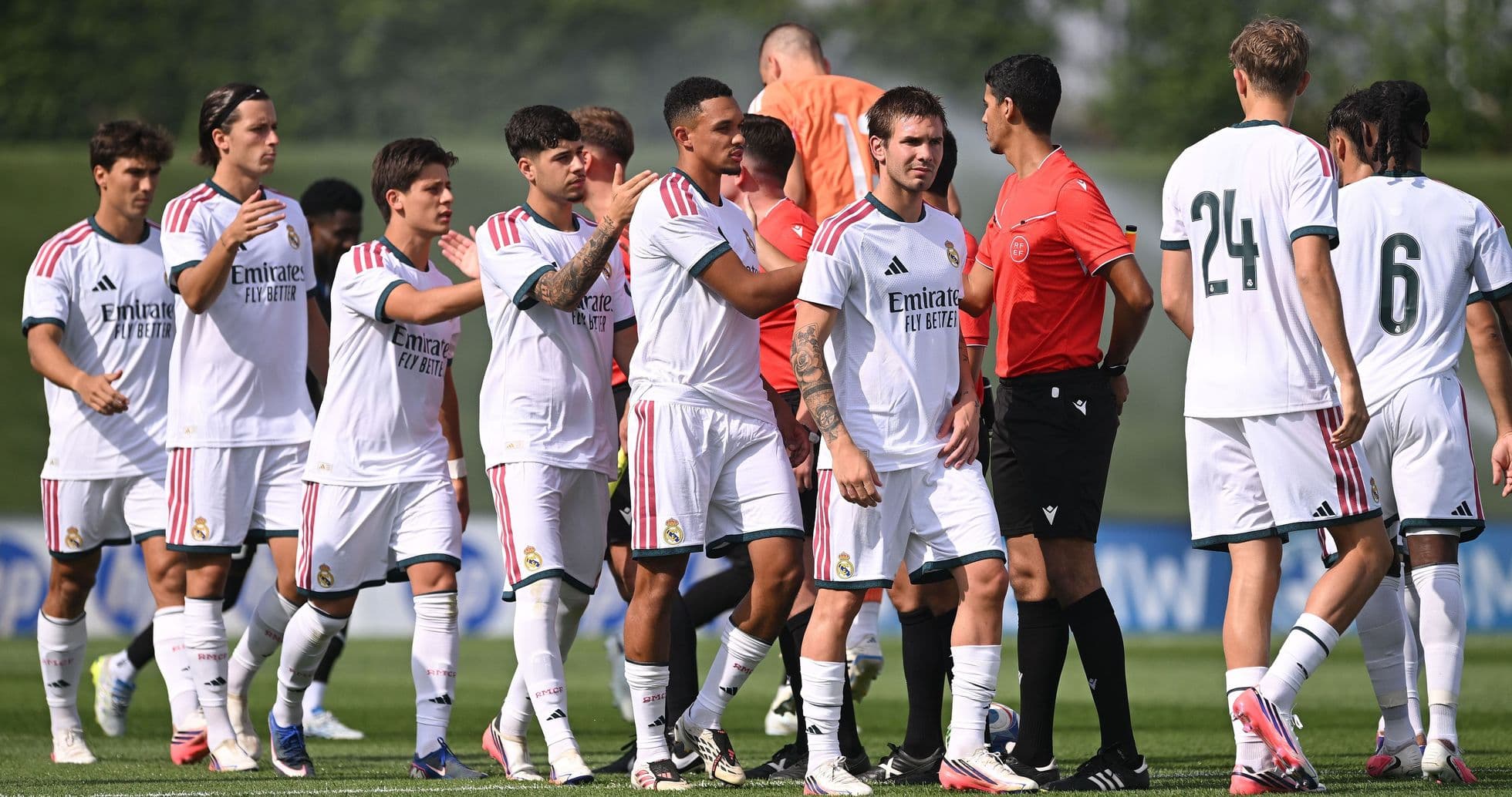 Joueurs du Real Madrid saluant l'arbitre avant le match