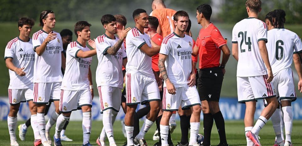 Joueurs du Real Madrid saluant l'arbitre avant le match