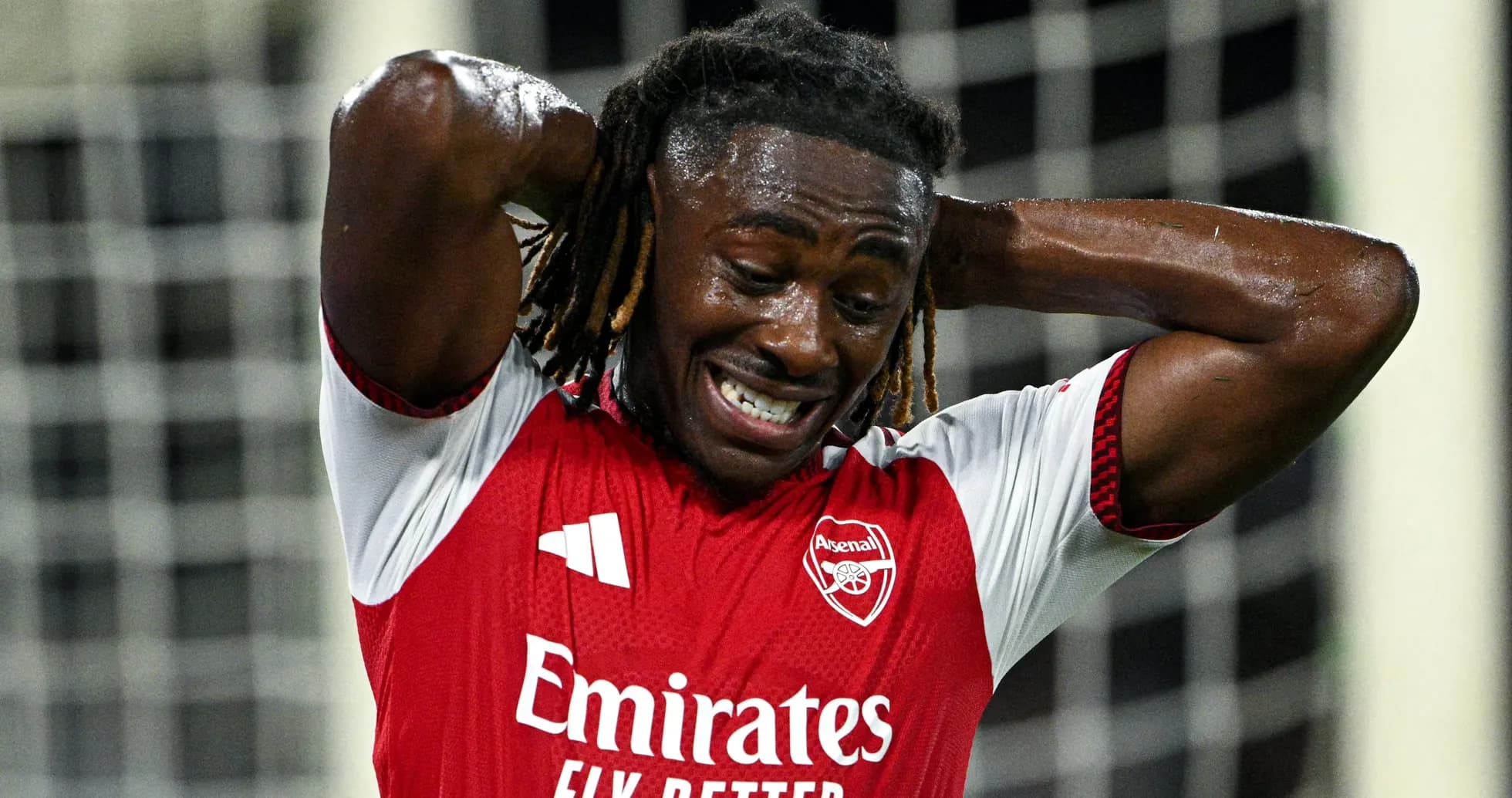 Joueur d'Arsenal se tenant la tête sur le terrain