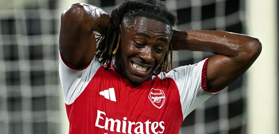 Joueur d'Arsenal se tenant la tête sur le terrain