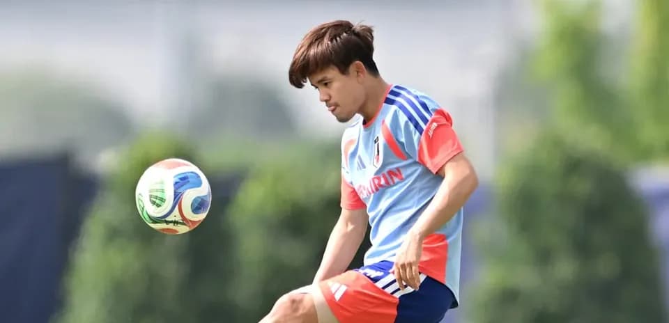 Joueur japonais en train de frapper un ballon