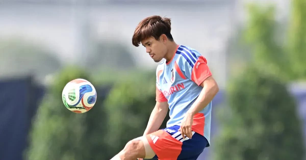 Joueur japonais en train de frapper un ballon