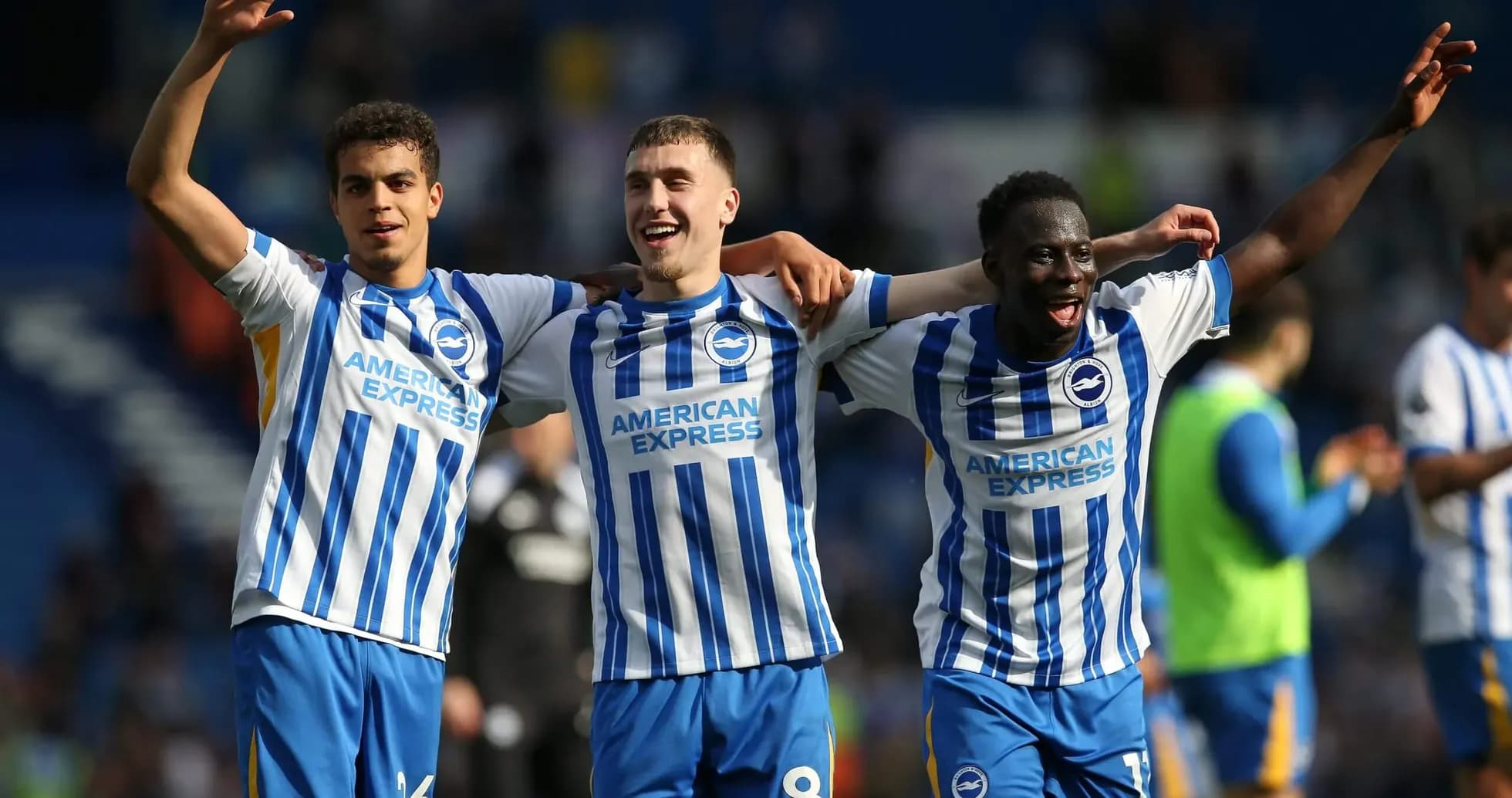 Trois joueurs de Brighton célébrant un but