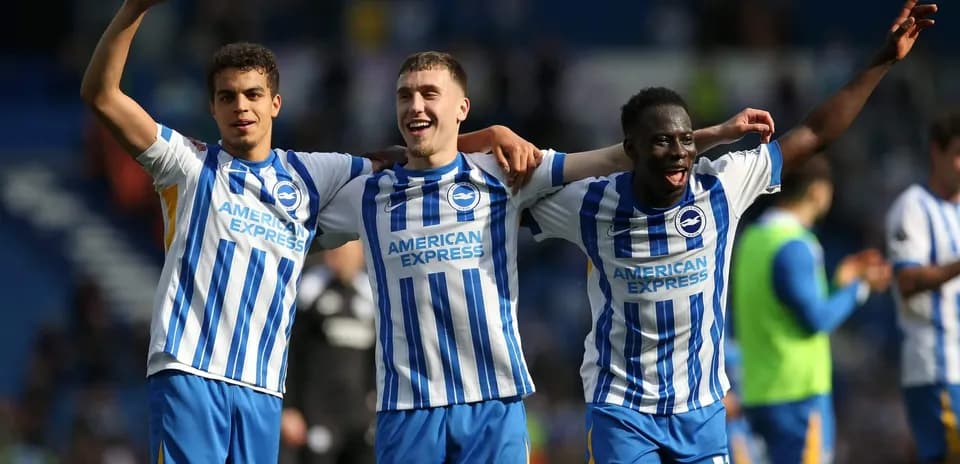 Trois joueurs de Brighton célébrant un but