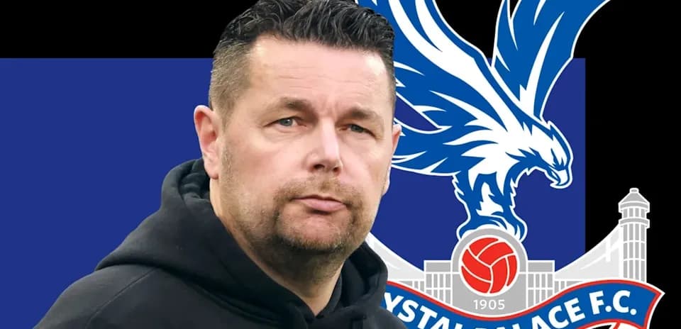 Entraîneur avec logo de Crystal Palace en arrière-plan