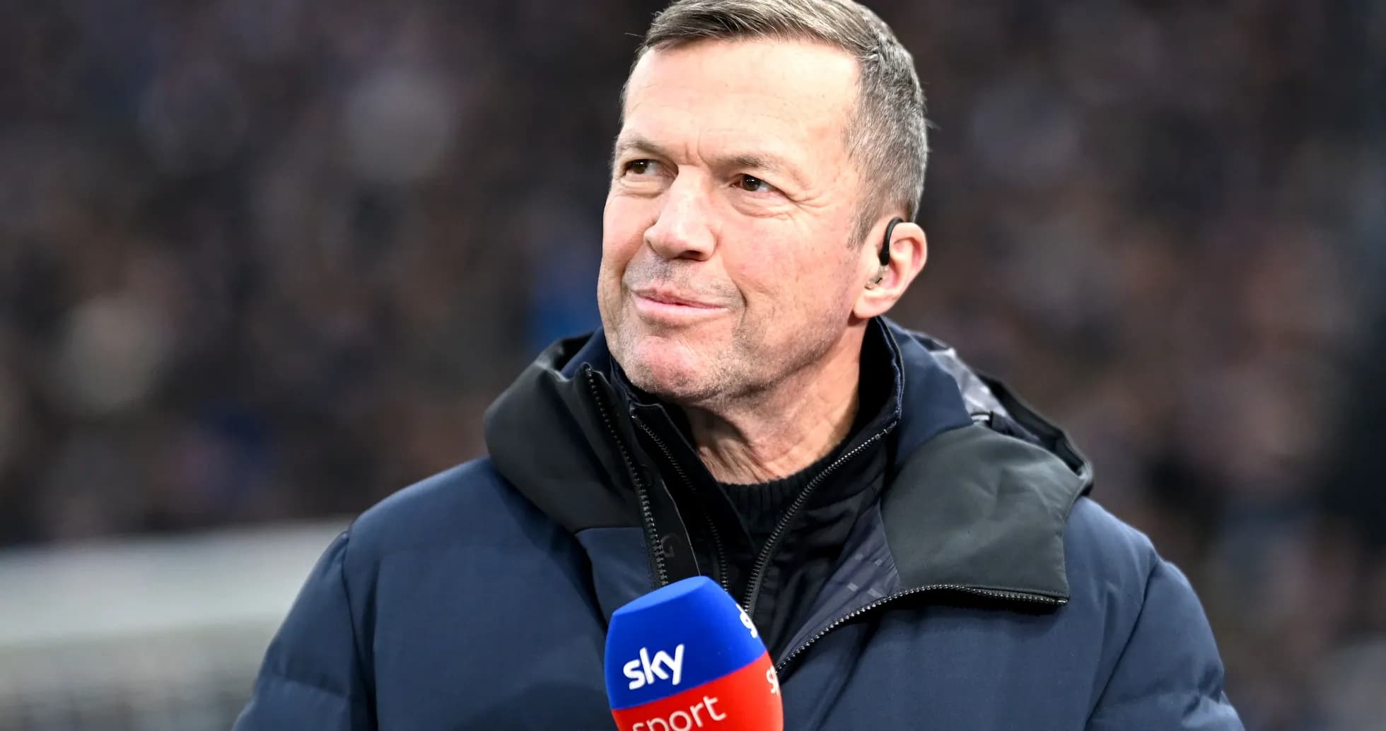 Analyste sportif s'exprimant lors d'une émission